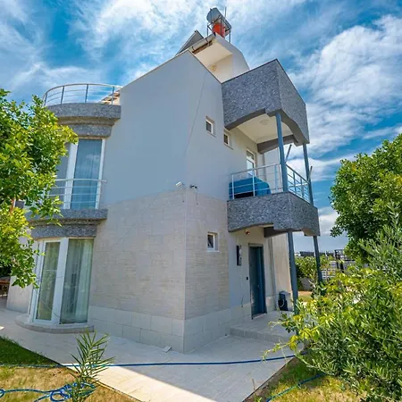 Charming With Private Pool In
